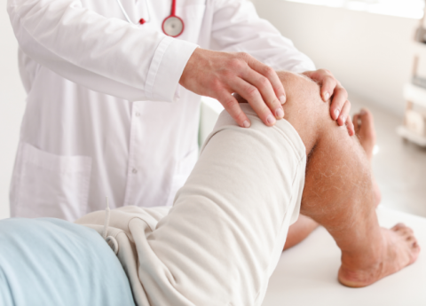 L’intervento di protesi al ginocchio: in cosa consiste, durata e tempi di recupero